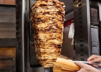 Churrasco Grego: Tradição de Rua e Sabor Único