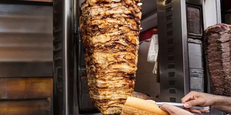 Churrasco Grego: Tradição de Rua e Sabor Único