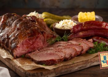 Churrasco Texano com brisket, costela e linguiças defumadas