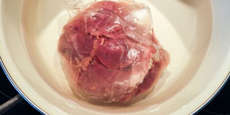 como descongelar carne rápido em água fria