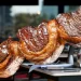 Picanha brasileira assada no espeto, com capa de gordura dourada e suculenta, servida em churrascaria.
